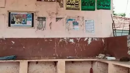 భూపాలపల్లి: మావోయిస్టులకు కాకుండా తమకే ఆదివాసీలు సహకరించాలంటూ పోలీసుల కరపత్రాల విడుదల
