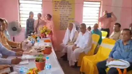 सूरजगढ़: सिंगारपुर गांव के श्री रामेश्वर धाम मंदिर परिसर में मंदिर ट्रस्ट कमेटी की बैठक में DM हुए शामिल