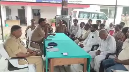 अमरोहा: आगामी त्यौहारों को लेकर पुलिस अलर्ट, डिडौली कोतवाल हरिश्वर्धन सिंह ने मुस्लिम धर्म गुरुओं के साथ मोहर्रम पर की बैठक