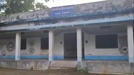 সীতাই: আদাবাড়ি প্রাথমিক স্বাস্থ্যকেন্দ্রের বেহাল দশা, চিকিৎসা পরিষেবার অভাব #jansamasya