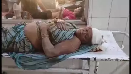 अतर्रा: तेंदुरा गांव में दबंगों ने मां और बेटे को तमंचे की बट और डंडों से मारपीट कर किया घायल, अस्पताल में कराया गया भर्ती