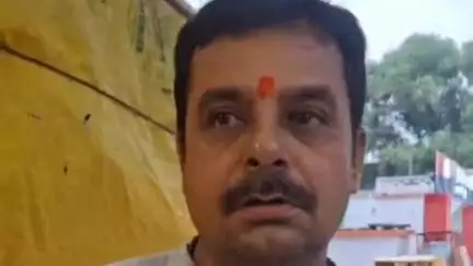 मिर्ज़ापुर: विंध्याचल के दीवान घाट पर गंगा में डुबकी लगाते समय लखनऊ के श्रद्धालु का पेंट से ₹रुपये लेकर उचक्का हुआ फरार