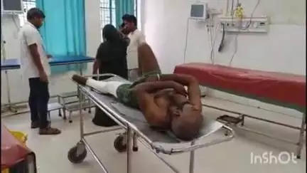 भभुआ: सोनहन पथ टेढ़वा मोड़ के पास ई-रिक्शा को स्कार्पियो ने मारी टक्कर, ई-रिक्शा पलटने से चालक घायल, रेफर