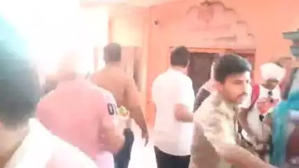 यमकेश्वर: पौड़ी पुलिस ने ईमानदारी का परिचय देते हुए श्रद्धालु के गुम हुए फोन को किया फोन स्वामी के सुपुर्द