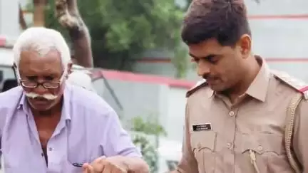 હિંમતનગર: વૃદ્ધ મતદારોને મદદ કરતા પોલીસ કર્મીઓના વિડીયો અને ફોટા સોશિયલ મીડિયામાં વાયરલ થયા