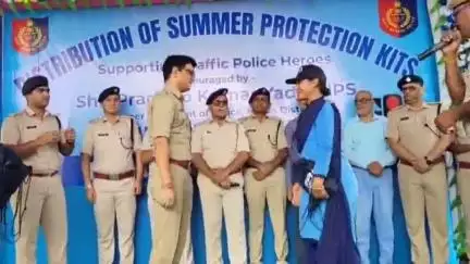 ইংরেজবাজার: রথবাড়ি এলাকায় ট্রাফিক পুলিশ ও সিভিক ভলেন্টিয়ারদের মধ্যে সামার প্রটেকশন কিট বিতরণ উপস্থিত পুলিশ সুপার