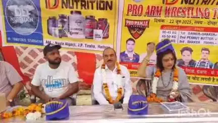 हाथरस: नगला अलगर जी अंबेडकर पार्क में पंजा प्रतियोगिता में मुख्य अतिथि के रूप में पहुंचे नगर पालिका अध्यक्ष व पूर्व सांसद