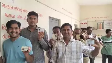 વંથળી: વસપડા, થાણાપીપળી, ટીનમસ સહિત 5 ગામોમાં વરસાદી માહોલ વચ્ચે ગ્રામ પંચાયતની ચૂંટણી માટે મતદાન,લોકોમાં ભારે ઉત્સાહ