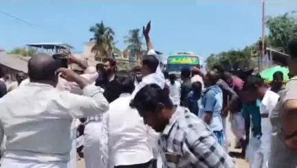 மணமேல்குடி: அம்மா பட்டினத்தில் இளைஞர் மரணத்திற்கு மின்வாரிய அலுவலகத்தை கண்டித்து சாலை மறியல்  ECR  போக்குவரத்து பாதிப்பு