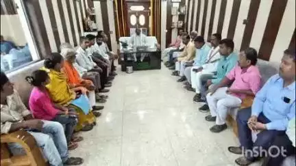 बलरामपुर: सदर विधायक ने गोंडा स्थित आवास पर जनता दर्शन में लोगों की समस्याएं सुनीं