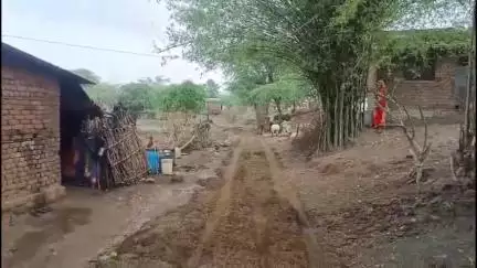 कुशलगढ़: डामरा साथ गाँव के विद्यालय जाने तक की नहीं बनी सड़क, विद्यार्थीयों की समस्या देख ग्रामीणों ने उठाया बड़ा कदम #Jansamasya