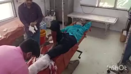 एटा: नगला गूलर पर बाइक और कैंटर के बीच हुआ भीषण सड़क हादसा, दंपति गंभीर रूप से घायल, दोनों को किया गया रेफर
