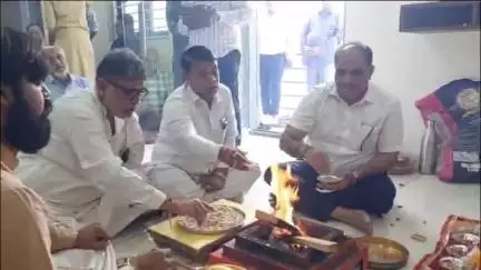 દહેગામ: દહેગામ નાગરિક સહકારી શરાફી મંડળી ખાતે પ્લેન દુર્ઘટનાના મૃતકો માટે શાંતિ હવન યોજાયા: જિલ્લા પ્રમુખ અને MLA હાજર રહ્યા