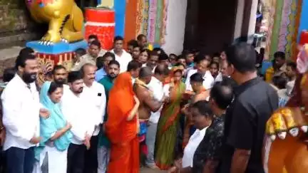 ଭୁବନେଶ୍ବର ମ୍ୟୁନିସିପାଲଟି କର୍ପୋରେସନ: ନବୀନଙ୍କ ସଫଳ ଅସ୍ତ୍ରୋପଚାର କାମନା କରି ପ୍ରଭୁ ଲିଙ୍ଗରାଜଙ୍କ ନିକଟରେ ପୂଜାର୍ଚ୍ଚନା କଲେ ବିଜେଡ଼ି କର୍ମୀ ଓ ନେତା