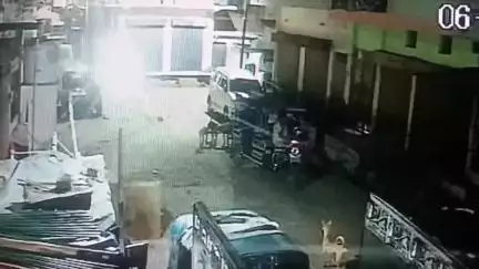 कानपुर: बगही चार्जिंग स्टेशन के पास ई-रिक्शा चालक का डांग को कुचलने का वीडियो आया सामने