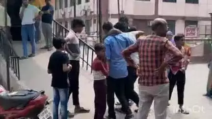 हाथरस: अलीगढ़ रोड मंडी के पास तेज गति ई-रिक्शा अनियंत्रित होकर पलटा, युवक हुआ घायल