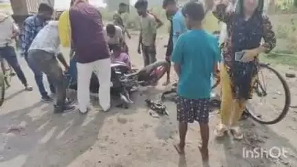 बलरामपुर: नहर बालागंज फुलवरिया बायपास मार्ग पर अज्ञात वाहन की टक्कर से बाइक सवार दंपति हुए घायल, स्थानीय लोगों ने भेजा अस्पताल