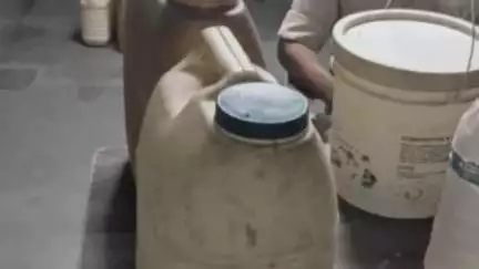 बोध गया: मगध विश्वविद्यालय थाना पुलिस ने शराब के विरुद्ध अभियान चलाकर 2 स्थानों से 55 लीटर देशी शराब ज़ब्त की
