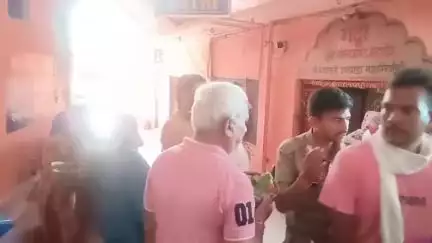 यमकेश्वर: पुलिस ने ईमानदारी का परिचय देते हुए श्रद्धालु का गुम हुआ फोन किया फोन स्वामी के सुपुर्द