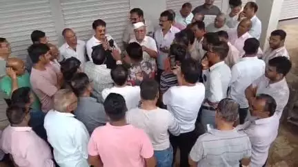 जळगाव: सुंदर मोती नगर परिसरातील रस्त्यांच्या समस्यांसाठी नागरीकांचा आमदारांना घेराव; प्रशासनावर निष्क्रियतेचा आरोप