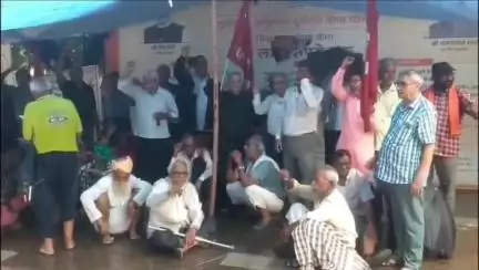 कोटा/इटावा।
28 साल बाद भी जेके मजदूरों को नहीं मिला न्याय
-2400 मजदूरों का 500 करोड़ बकाया
-124 वें दिन भी जारी रहा धरना