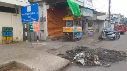 जबलपुर: नगर निगम जोन-10 के नालों से निकाली गई गंदगी सड़कों पर छोड़ी गई, बारिश के बाद कीचड़ फैलने से लोग हो रहे परेशान #jansamasya