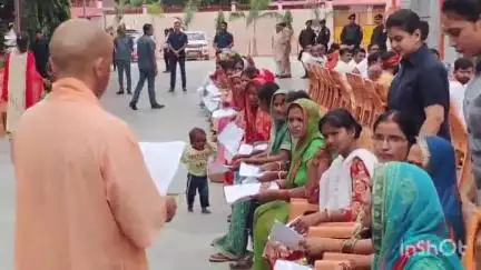 गोरखपुर: सीएम योगी ने गोरखनाथ मंदिर में फरियादियों की सुनी समस्याएं, त्वरित निस्तारण के लिए संबंधित अधिकारियों को दिए निर्देश