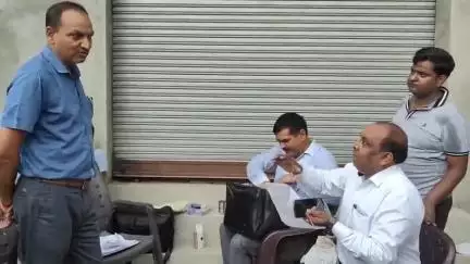 धनौरा: गजरौला के मोहल्ला विजयनगर में खाद्य विभाग की टीम ने तेल के गोदाम पर की छापेमारी