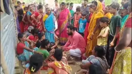 ইংরেজবাজার: নির্মীয়মাণ বাড়ির শৌচাগারের ট্যাংকিতে নেমে মৃত্যু দুই ভাইয়ের, বাগবাড়ি বাঁধ এলাকায় পরিবারের পাশে দাঁড়াল BJP নেতৃত্ব