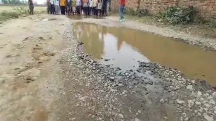 लखीमपुर: रंगीला नगर की बदहाल सड़क पर सत्ता की चुप्पी, जब विधायक की नहीं सुन रहे अफसर तो जनता किससे करे उम्मीद #jansamasya