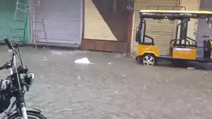 झांसी: जिले में झमाझम बारिश से मोहल्लों में भरा पानी, 3 दिन भारी बारिश का अलर्ट