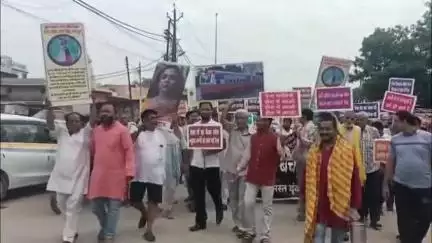 मथुरा: वृंदावन में रेल लाइन शुरू कराने के लिए सड़कों पर उतरी जनता, निकाली गई पदयात्रा