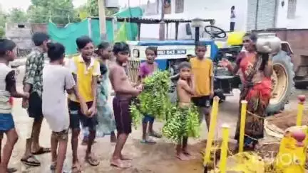 ములుగు: ఇంచెంచెర్వుపల్లిలో వర్షాలు పడాలని కప్ప తల్లి ఆటలు ఆడిన గ్రామస్తులు