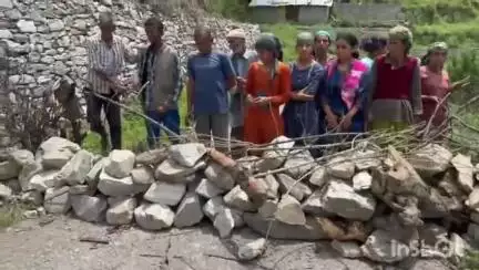 बर्नीगाड़: सिमलारी गैर मुंगरसंती मोटर मार्ग के प्रतिकर भुगतान की मांग को लेकर ग्रामीणों ने तीसरे दिन भी सड़क बंद रखी #jansamasya