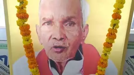 मिर्ज़ापुर: अखिल भारत वर्षीय बिंद महासभा ने पूर्व विधायक व पूर्व सांसद स्वर्गीय रामरति बिंद को जिला कार्यालय पर दी श्रद्धांजलि