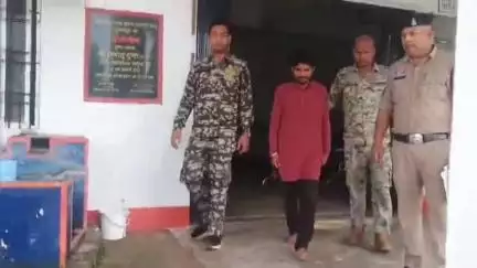 अंबिकापुर: सार्वजनिक स्थान पर गड़ासा लहराने वाले युवक को किया गिरफ्तार, दो धारदार हथियार किए गए जब्त