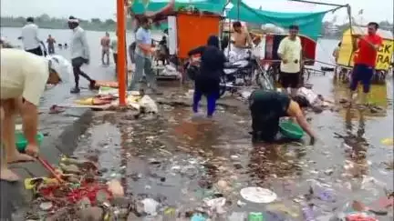 बड़वाह: नर्मदा में जलस्तर बढ़ने से बड़वाह के श्री रामभक्त प्रभात फेरी मंडल ने चलाया सफाई अभियान, निकला कचरा