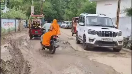 मुरैना नगर: बारिश में जेल रोड पर कई जगह सड़क धसकने से गेहरे गड्डों में तब्दील हुई,राहगीर ओर वाहन चालक हो रहे परेशान। #janasamasya