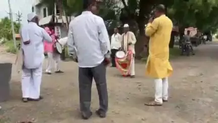 राहुरी: देवळालीतील वैष्णवी चौकात त्र्यंबकराज स्वामी दिंडीचे भक्तीमय वातावरणात स्वागत, टाळ-मृदुंगाच्या गजराने परिसर दुमदुमला