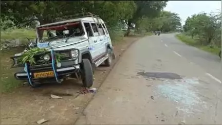 ఆత్మకూరు పట్టణ శివారులో రెండు కార్లు డీ, నలుగురికి తీవ్ర గాయాలు. నుజ్జు నుజ్జు అయిన మూడు వాహనాలు