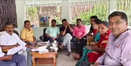 लातेहार: किनामाड़ आवासीय कार्यालय में भाजपा की बैठक, आगामी कार्यक्रमों पर हुई चर्चा