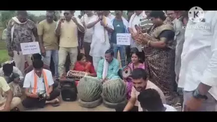 खैरागढ़ में मिशन मंडे का ढोल धमाका सड़क की बदहाली पर फूटा जनआक्रोश, विधायक यशोदा वर्मा रहे मौजुद #jansamasya