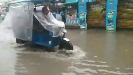 চাকদা: মাত্র ১ ঘন্টার বৃষ্টিতে জলমগ্ন চাকদার বিভিন্ন রাস্তা, দুর্ভোগে জনজীবন, বিধায়কের প্রতিক্রিয়া