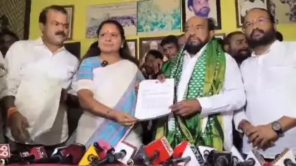 హిమాయత్ నగర్: విద్యానగర్లో రాష్ట్రవ్యాప్తంగా జరిగే రైల్ రోకోకు మద్దతు తెలిపాలని ఆర్. కృష్ణయ్యను మద్దతు కోరిన ఎమ్మెల్సీ కవిత
