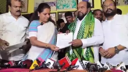 ఖైరతాబాద్: విద్యానగర్లో రాజ్యసభ సభ్యులు ఆర్ కృష్ణయ్యను 42 శతం బిజీ రిజర్వేషన్ సాధన కోసం మద్దతును కోరిన ఎమ్మెల్సీ కవిత