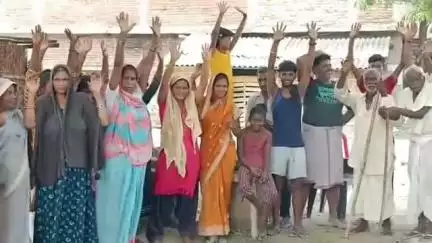 तमकुही राज: बहुलहवा के ग्रामीणों ने किया प्रदर्शन, 4 दिन बाद भी नहीं बदला गया जलता हुआ बिजली का ट्रांसफार्मर