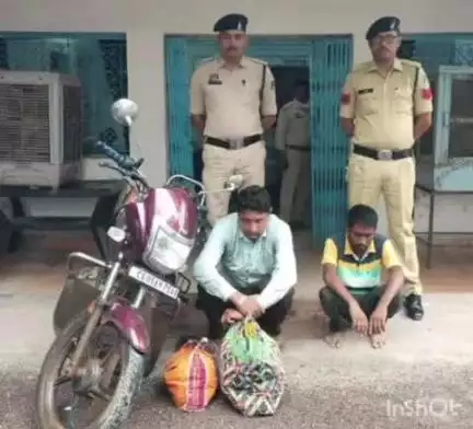 धमतरी: ग्राम हरफतराई मुख्य नहर मार्ग में भारी मात्रा में शराब के साथ अर्जुनी थाना पुलिस ने दो लोगों को किया गिरफ्तार