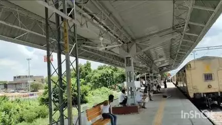 थावे: थावे जंक्शन पर असुविधा की मार झेल रहे यात्री, गर्मी में यात्री शेड में बंद मिला पंखा, नल से नहीं टपक रहा जल #jansamasya