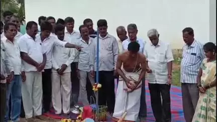 ಚಿಕ್ಕಬಳ್ಳಾಪುರ: ಸಂಸದರಿಗೆ ಕಾದು ಬೇಸರಗೊಂಡ ಗ್ರಾಮಸ್ಥರಿಂದಲೇ ಅಣಕನೂರು ಸಮುಧಾಯ ಭವನದ ಅಡುಗೆಕೋಣೆಗೆ ಗುದ್ದಲಿಪೂಜೆ