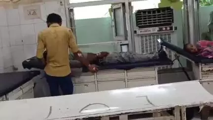 सीतापुर: कनवा खेड़ा के पास तेज रफ्तार फोर व्हीलर ने मोटरसाइकिल को मारी जोरदार टक्कर, दो लोग घायल